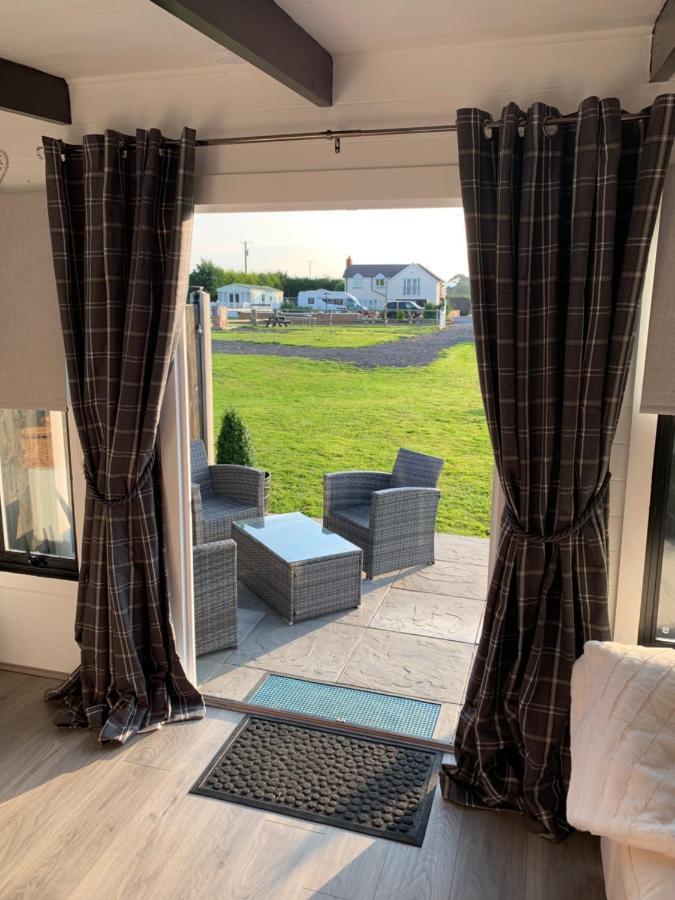Dolafon Farm Luxury Glamping Cabin With Hot Tub St Asaph Extérieur photo