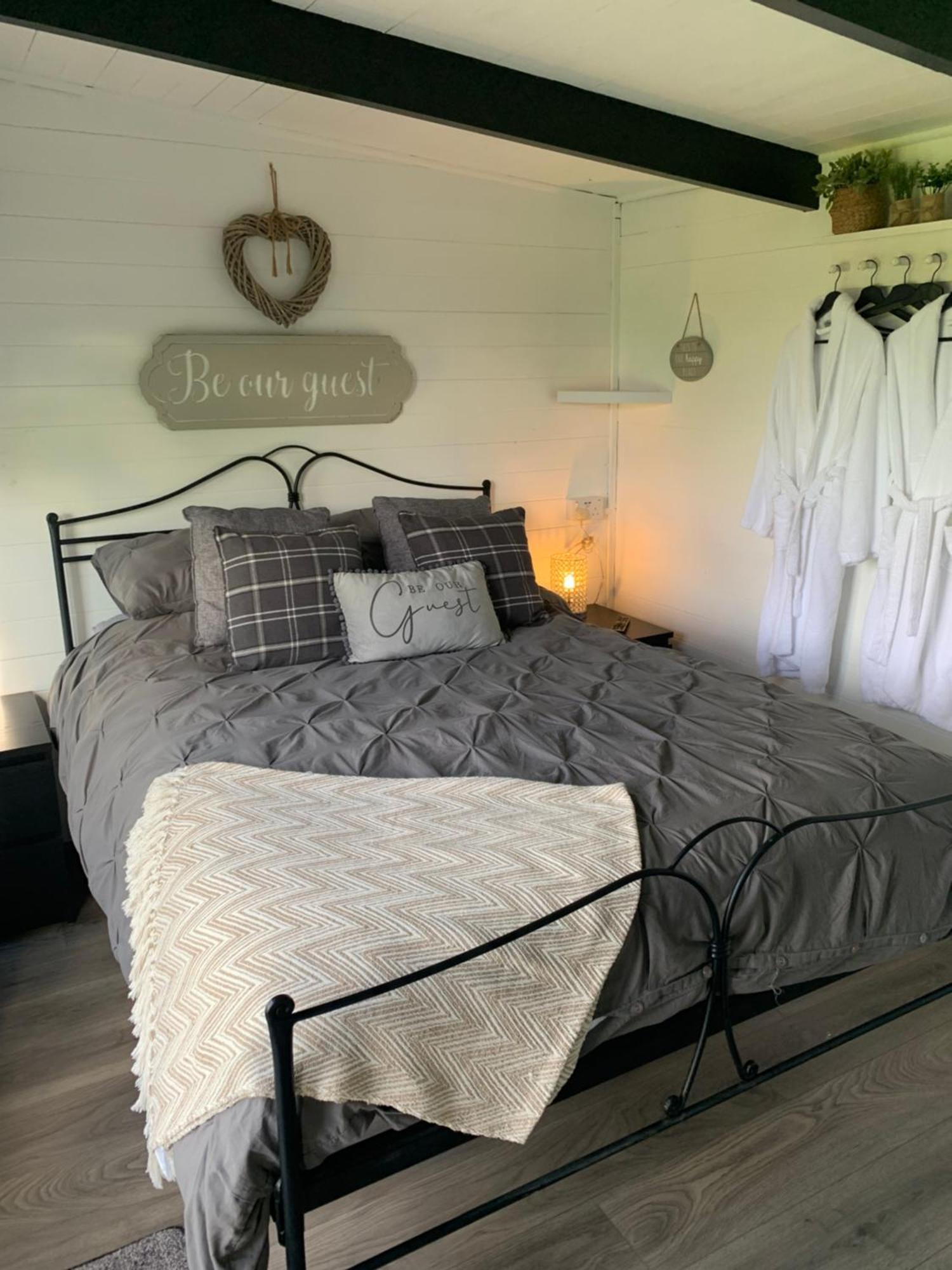 Dolafon Farm Luxury Glamping Cabin With Hot Tub St Asaph Extérieur photo